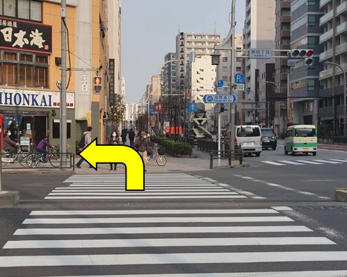 Crossing at the Kotobuki 4-chome intersection, arrow pointing left