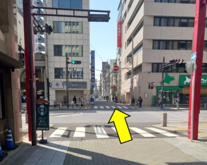 Crossing, arrow pointing ahead