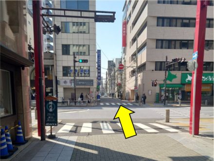 Crossing, arrow pointing ahead