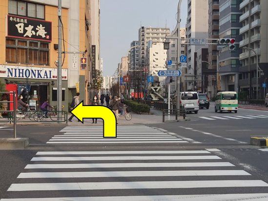 Crossing at the Kotobuki 4-chome intersection, arrow pointing left