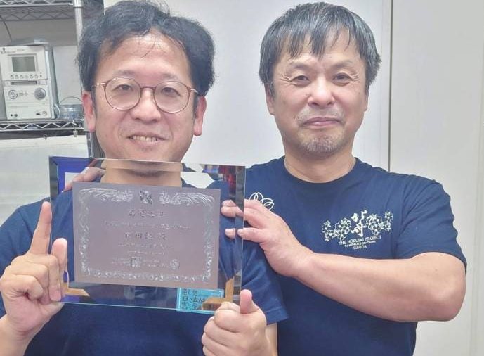 Takeshi Maeda and his teacher with the Rasen Zero certification plaque